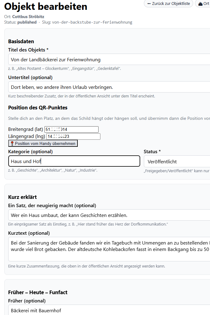 Beispiel: QR-Code-Schild an einem Gebäude